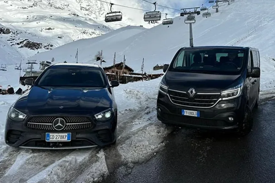 Mercedes Classe E e Renault Trafic sotto gli impianti di Cervinia