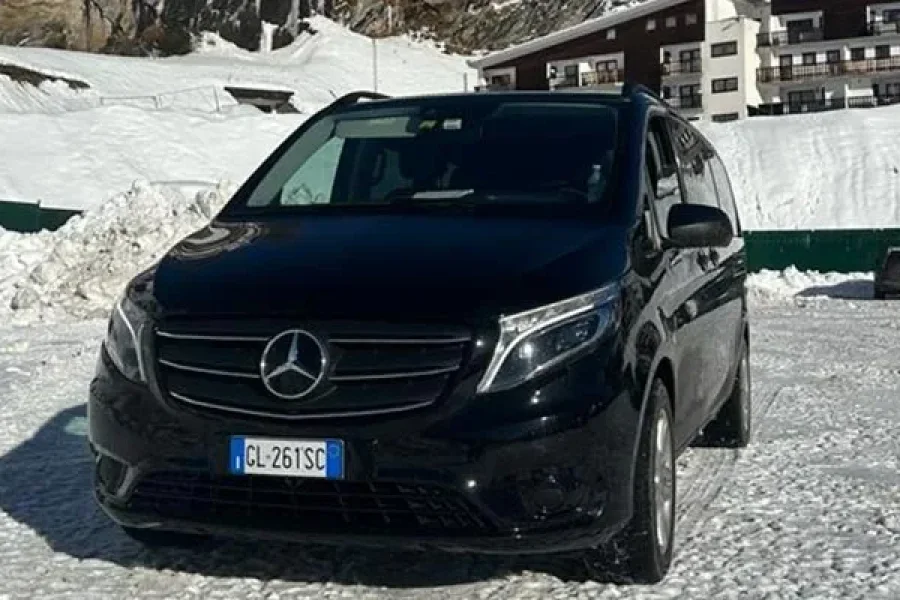 Il Mercedes Vito davanti a un hotel di Cervinia